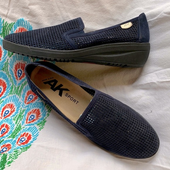 Anne Klein - perforated navy blue wedges size 10 1/2 - Picture 2 of 5